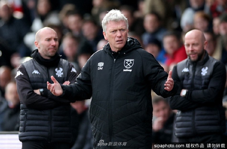 莫耶斯与赖斯在颁奖典礼后台并肩而立，两人手中各自拿着奖杯相视而笑，完美定格了这对师徒组合共享荣誉的温情瞬间。