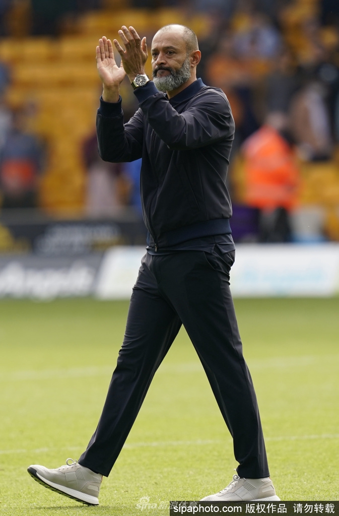 孙兴慜轰出圆月弯刀任意球后激情滑跪庆祝，这粒进球帮助球队连续三场一球小胜