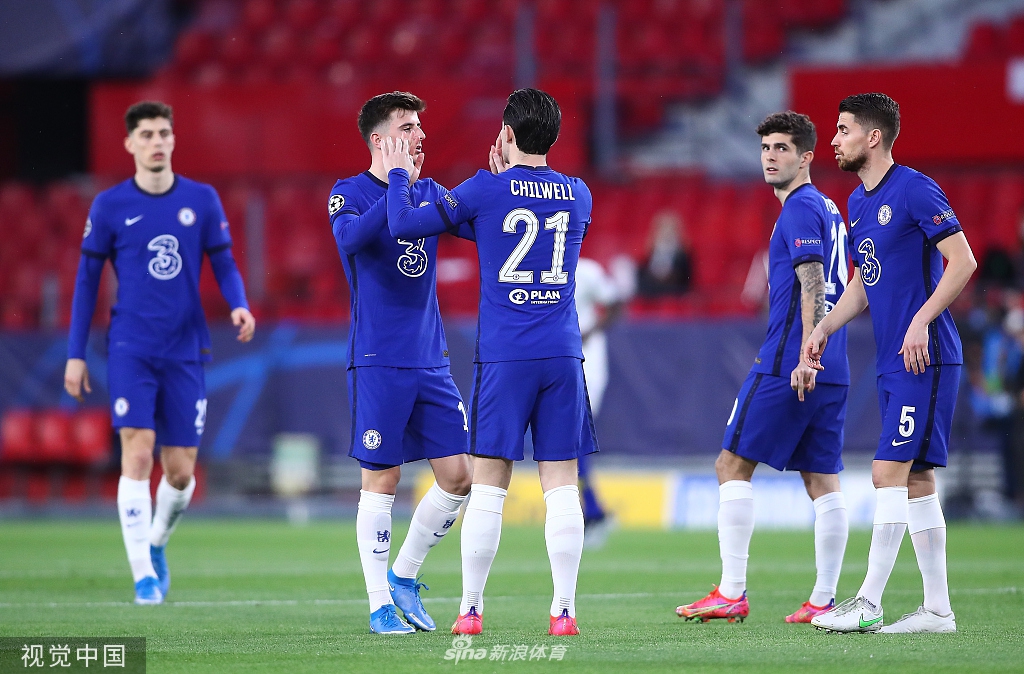 蓝军众志成城，在压力下筑起钢铁防线，眼神中满是对胜利的渴望与坚守。