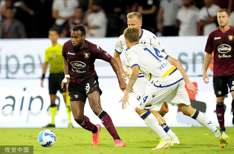 阿雷希球场内蓝黄阵营旗帜飘扬，球迷在看台上制造出声势浩大的助威氛围，静待开球瞬间