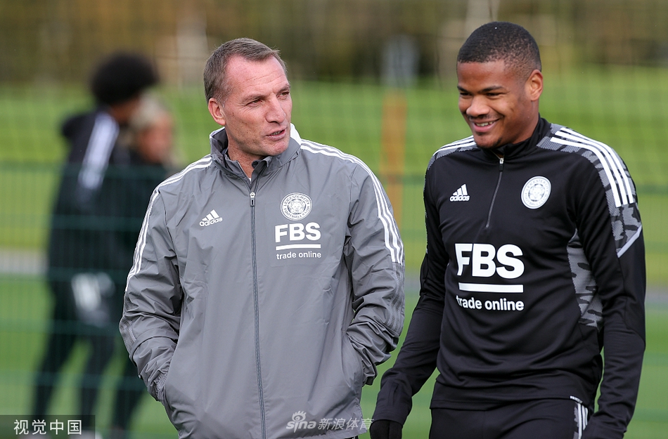 罗杰斯在发布会上眉头微蹙，指尖轻点桌面似在运筹帷幄之中