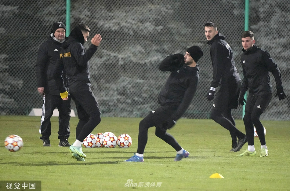 谢里夫球员们在人工草坪上进行热身，他们呼出的白气在寒冷的空气中清晰可见，但每个人的脸上都带着专注与对即将到来的大战的渴望。