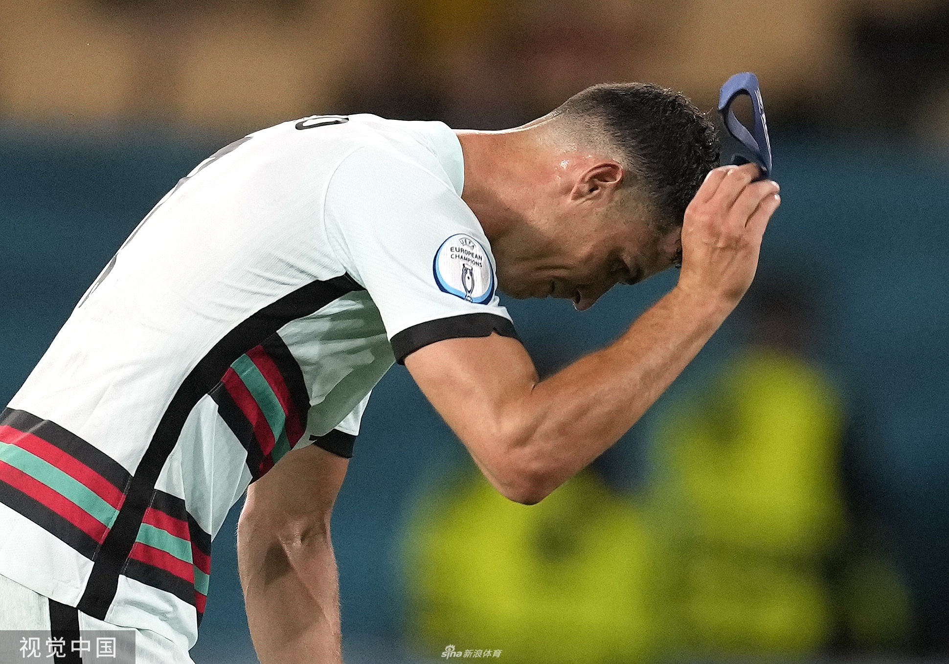 葡萄牙队核心C罗在比赛中受到比利时多名防守球员的严密包夹，他张开双臂试图护住皮球，但费尔通亨等比利时后卫如影随形，用强悍的身体对抗限制着C罗的每一次转身