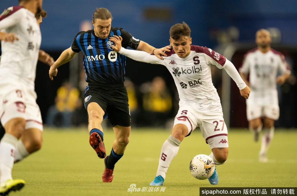 蒂埃里·亨利以主教练身份首次在蒙特利尔主场亮相，场边的他目光如炬，正全神贯注地向场上弟子们下达指令，指挥着这场关键的欧冠级战役。