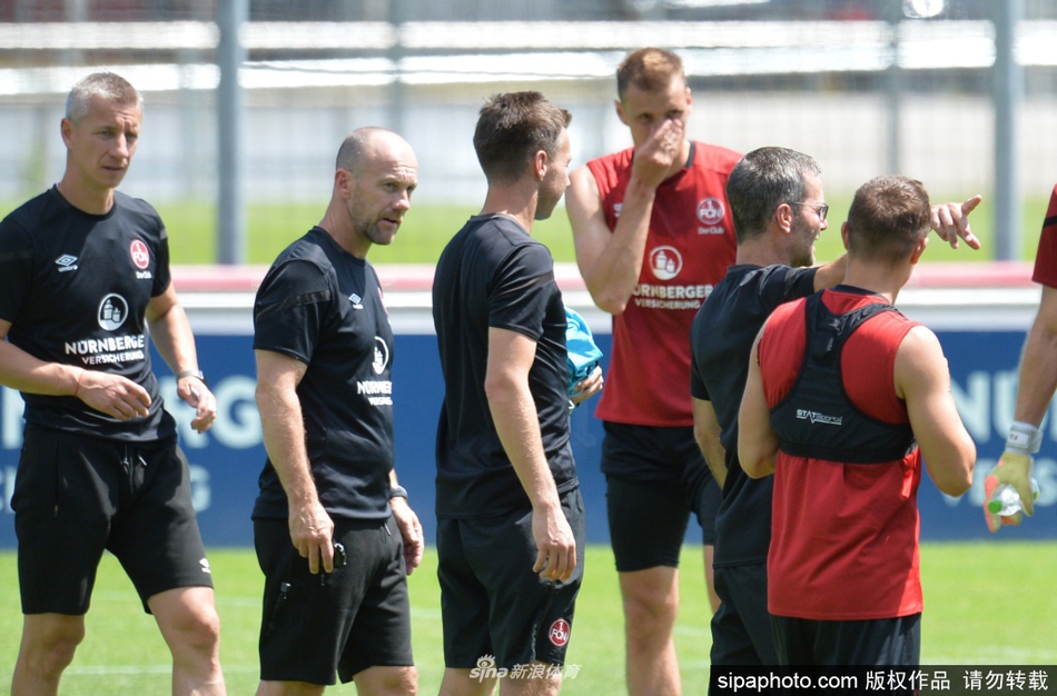 教练组严肃地围站在场边，目光如扫描仪般紧盯着场上的一举一动，手中的战术板记录着通往胜利的秘密。