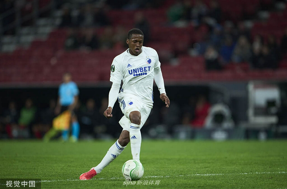 赛后，哥本哈根球员们手拉手走向场边，向看台上久久不愿离去的球迷们致谢，蓝色的旗帜在夜风中飘扬，映衬着这场团队的胜利。