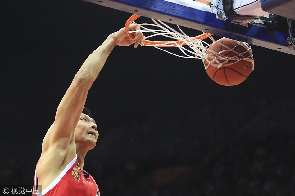 易建联高高跃起,双手狠狠将球砸进篮筐,整个球馆瞬间被他的暴力美学点燃,仿佛宣告着本土王者的归来。