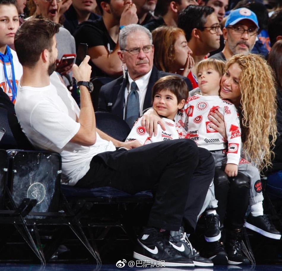 皮克夫妇带儿女观看圣诞大战