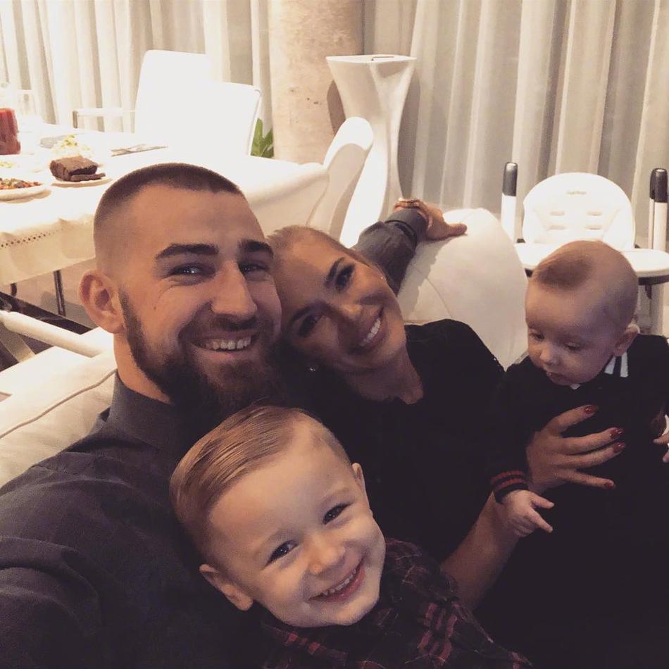 NBA众球星晒全家福欢度圣诞节