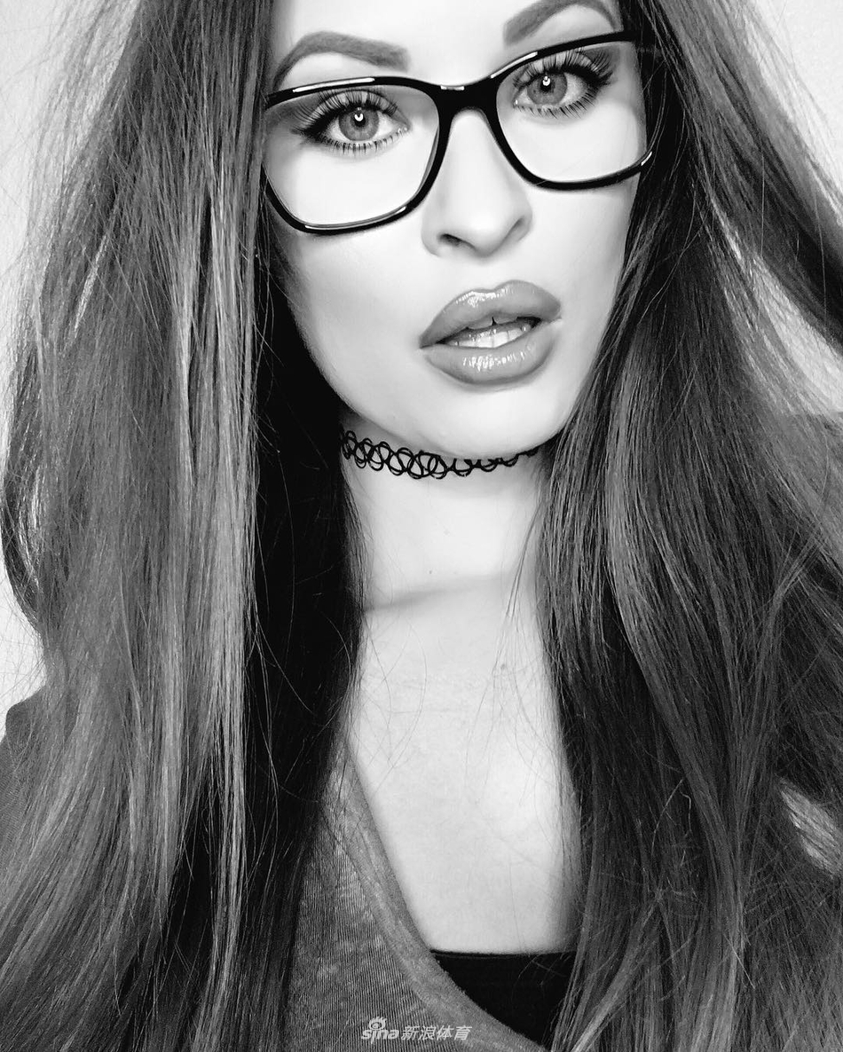 詹皇迷妹前凸后翘 竟是选美冠军