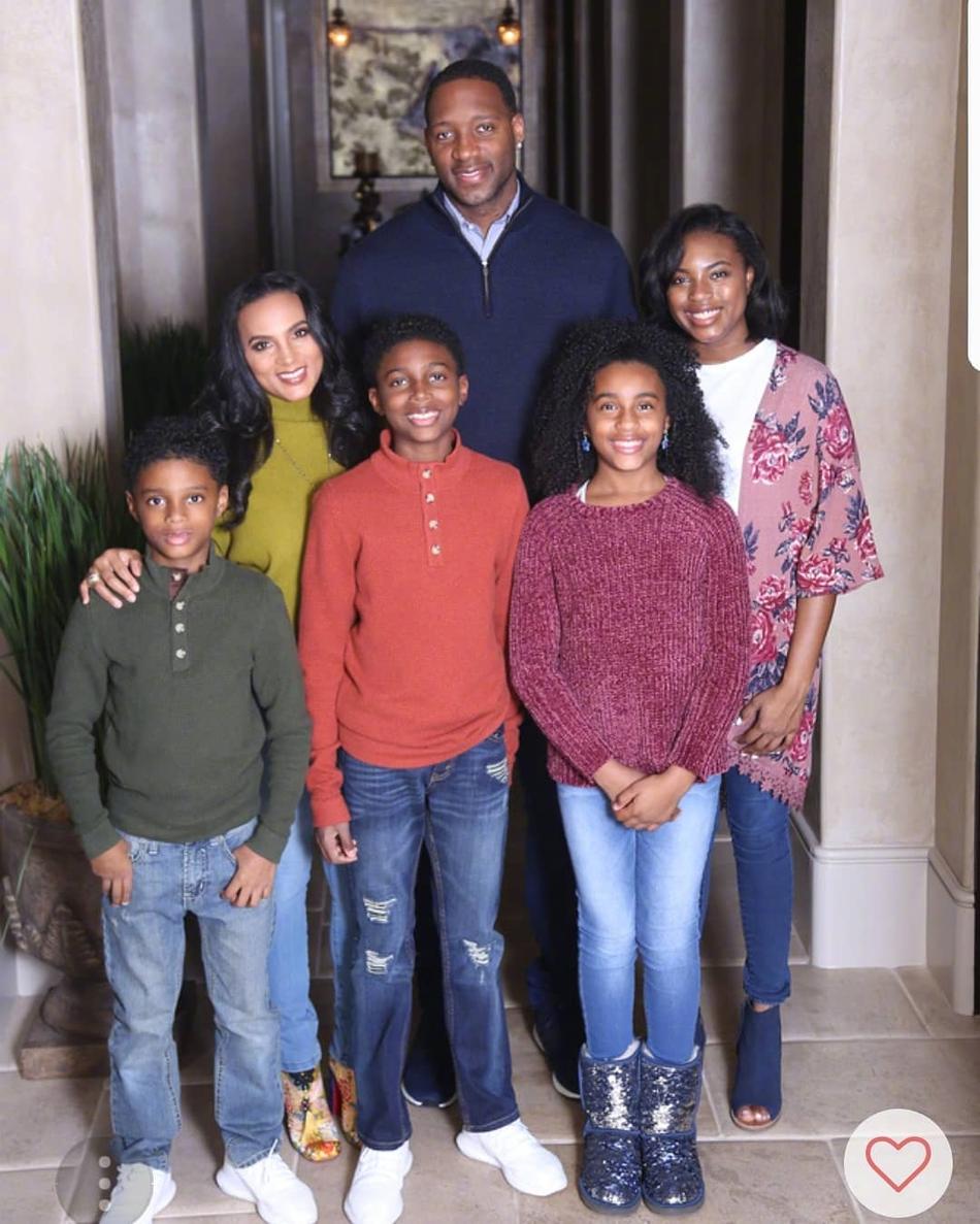 NBA众球星晒全家福欢度圣诞节