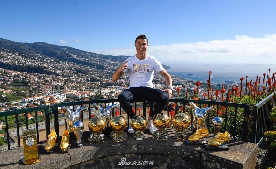 新年就要秀！C罗展示15座个人荣誉奖杯