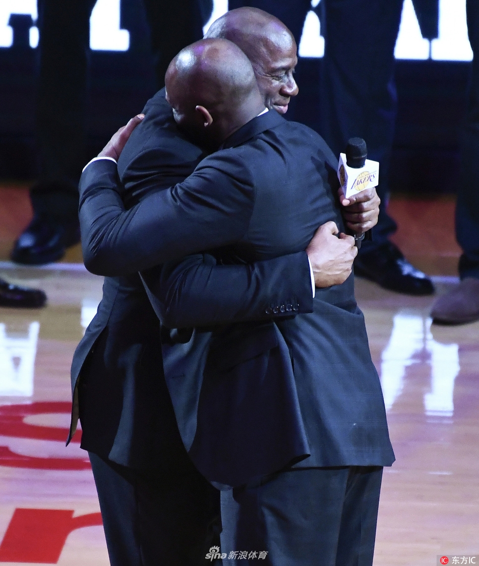 科比拥抱魔术师约翰逊