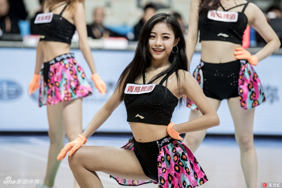 上海啦啦队宝贝们身着亮黄色短裙，在球场中央排开整齐队形，她们高扎马尾，随着动感音乐跃起，修长身姿与灿烂笑容如同冬日暖阳，瞬间点燃了源深体育馆的激情。