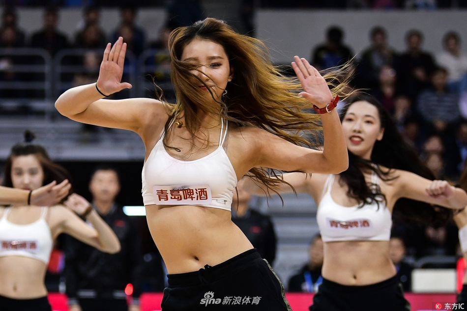 队长黄逸辉在表演中眼神专注，身姿挺拔，即使是一个静止的亮相也展现出专业舞者的风采，无愧于CBA最美啦啦队长的称号。