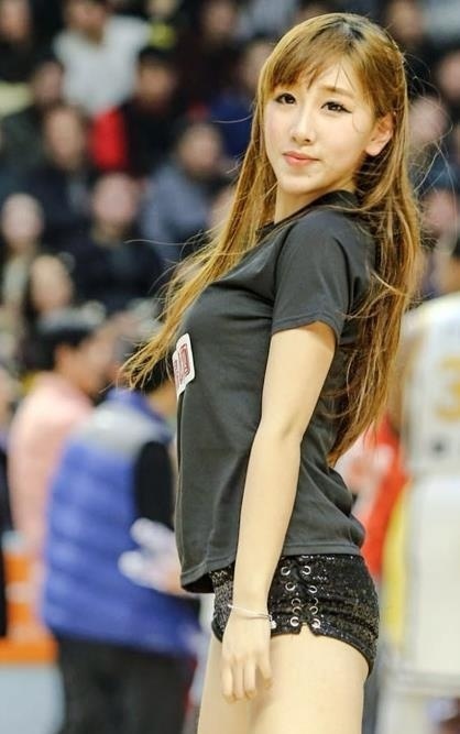 日常私照中的她气质恬静,与赛场上的热情形成反差萌,但眼神中始终有对篮球的热爱