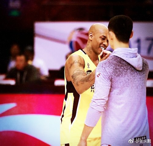 北京首钢队期间，张庆鹏在命中关键三分后与马布里激情撞胸庆祝，怒吼的张三疯与冷静的马政委形成完美互补