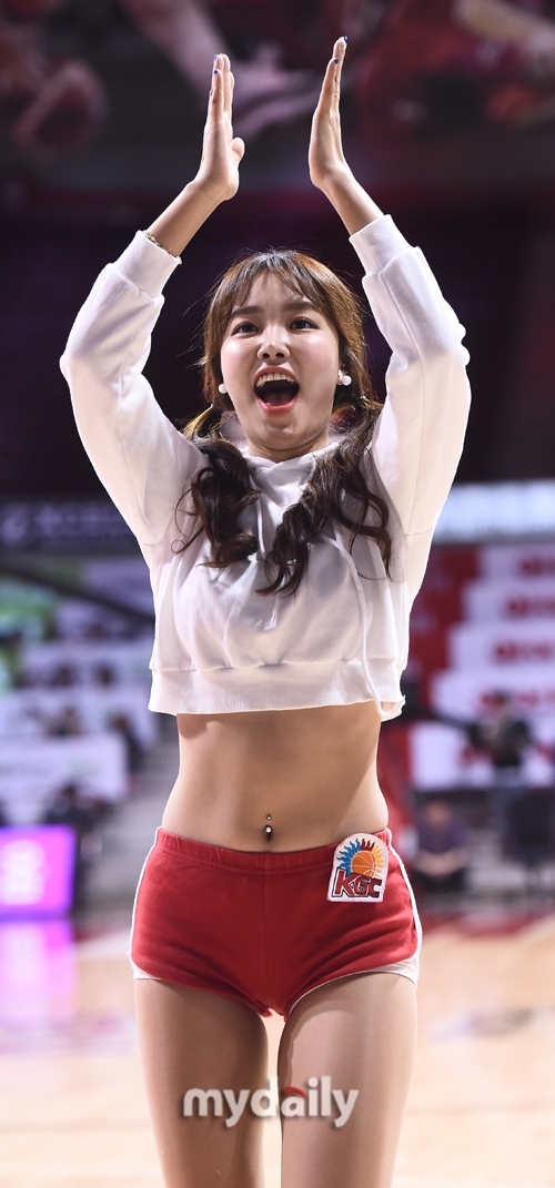 活力四射的啦啦队员侧身热舞，紧身服饰勾勒出健康的身体曲线，笑容极具感染力。