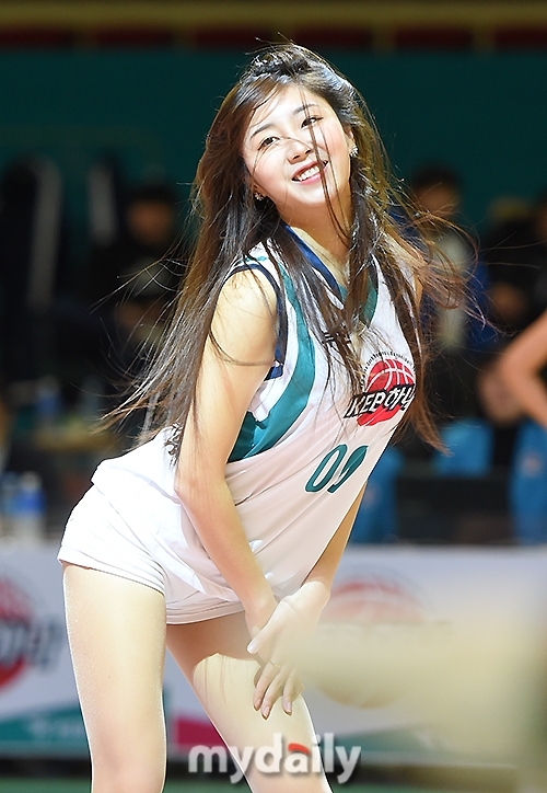 转身、扭胯、甩发,一连串动作行云流水,她脸上洋溢的灿烂笑容极具感染力,将赛场紧张的气氛瞬间转化为欢乐的海洋,展现了顶级啦啦队员的专业风采。