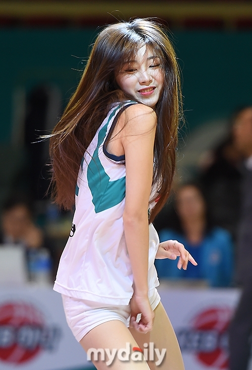 身着亮黄色专属队服的啦啦队员,眼神专注而自信,在赛场中央随着动感节拍舒展身姿,每一个动作都精准有力,散发着健康阳光的魅力。