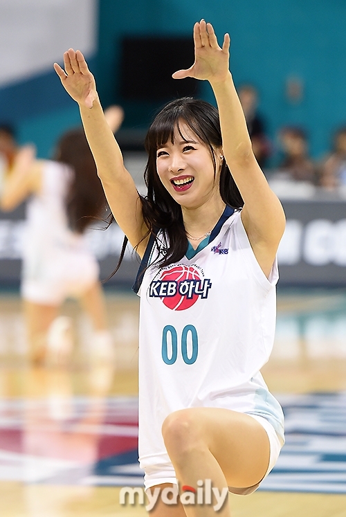 动感的舞步让她的发丝随风飞扬,紧身的表演服完美勾勒出常年锻炼形成的优美肌肉线条,回眸一笑的瞬间,仿佛让整个体育馆都明亮了起来。