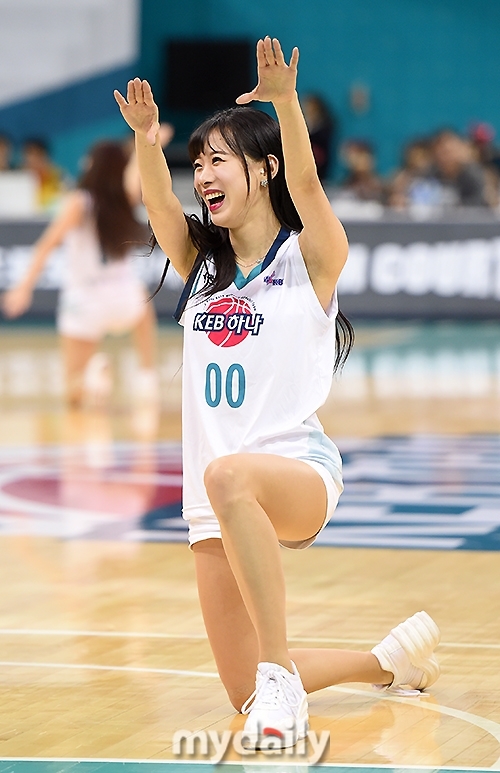 即使是一个静止的姿势也充满韵味,她微微侧身,展现出迷人的身体曲线和紧实的腿部线条,在赛场灯光的映衬下,犹如一道精致的风景线。