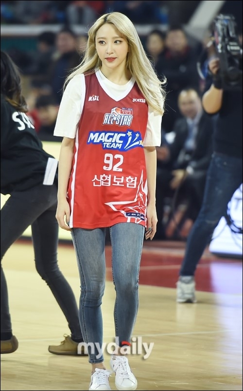 Hani与正花并排站在球场边线，两人身穿印有专属名字的球衣，手中拿着篮球相视而笑，眼神中流露出即将上场的兴奋与独有的姐妹情深。