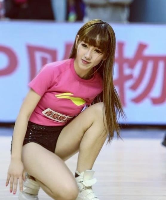 篮球宝贝眉眼含笑,温柔神态宛如志玲姐姐亲临赛场,为偶像科比加油