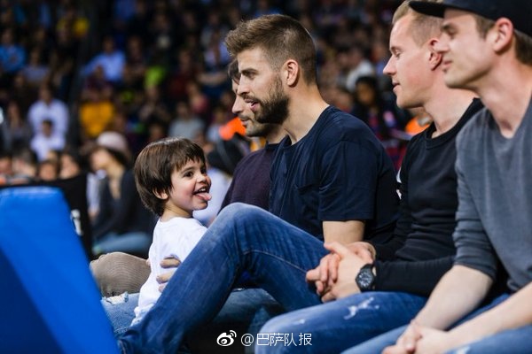 皮克夫妇带儿女观看圣诞大战