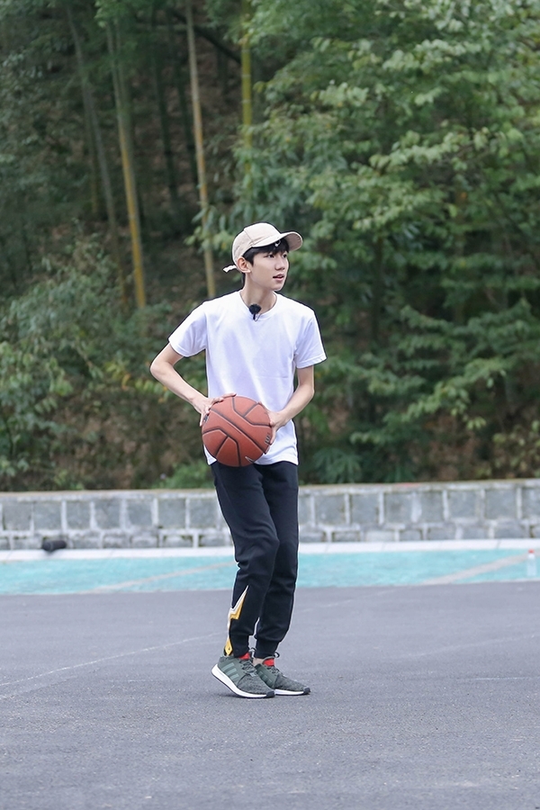 跃起投篮的王源像一只展翅的雏鹰，白色衣角随风扬起，专注的眼神紧盯着篮筐，青春的力量在指尖迸发。