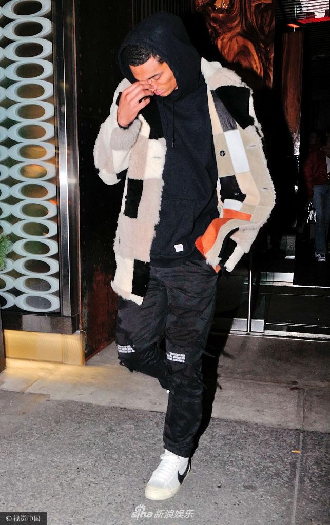 超模贝拉与湖人球星外出聚餐