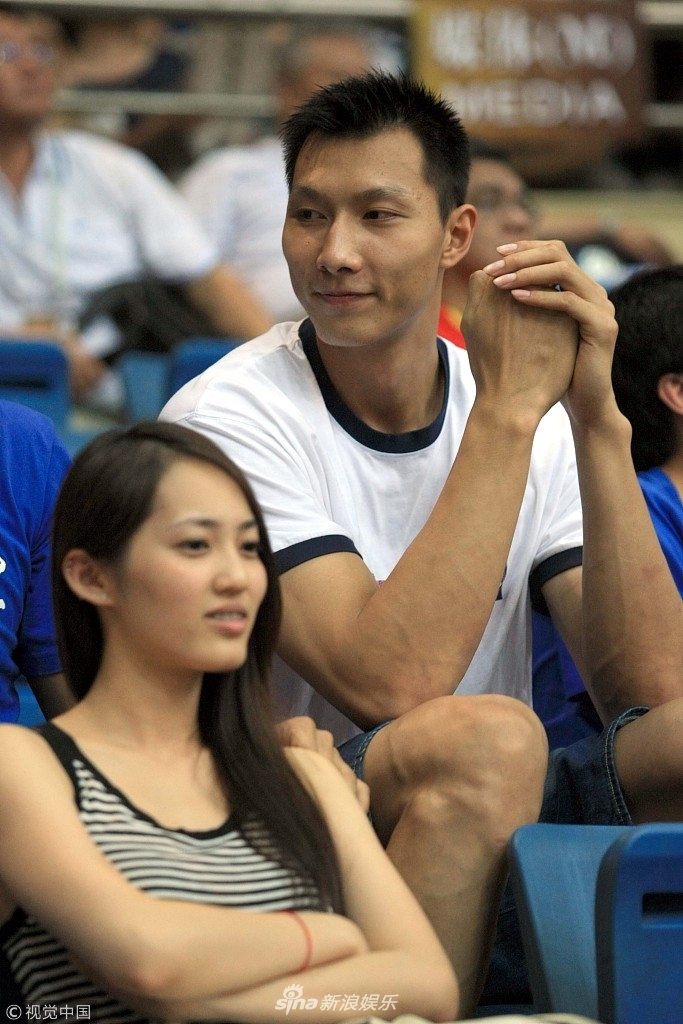 特写镜头下王棠云素颜朝天却难掩清秀五官，眉眼弯弯带着笑意，在喧闹的球馆里显得格外恬静