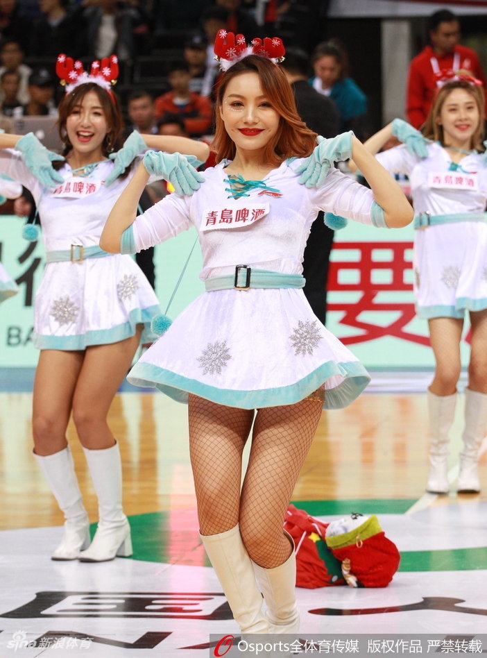 全景镜头下，深圳烈豹拉拉队宝贝们一字排开摆出舞蹈造型，网袜短裙成为球馆中央的靓丽风景线