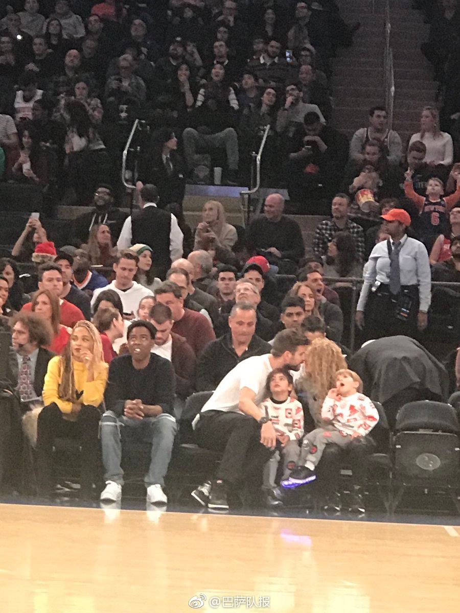 皮克夫妇带儿女观看圣诞大战