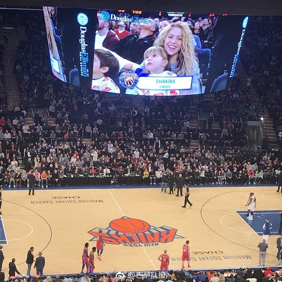 皮克夫妇带儿女观看圣诞大战