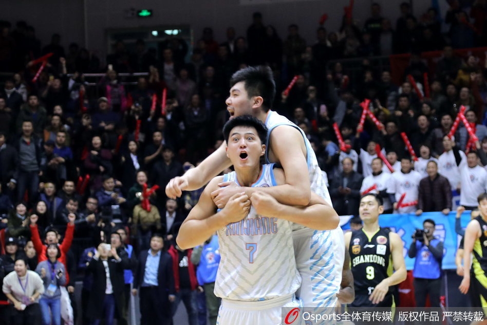 终场哨响的瞬间，可兰白克与俞长栋紧紧相拥，汗水与喜悦交织，他们用血肉之躯捍卫了这座球馆不败的神话。