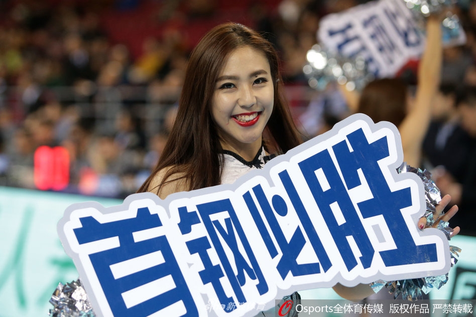 身着红白相间队服的啦啦队员们排开阵型，她们充满力量感的舞步与现场耀眼的灯光交织，将赛场变成了一片欢乐的海洋。