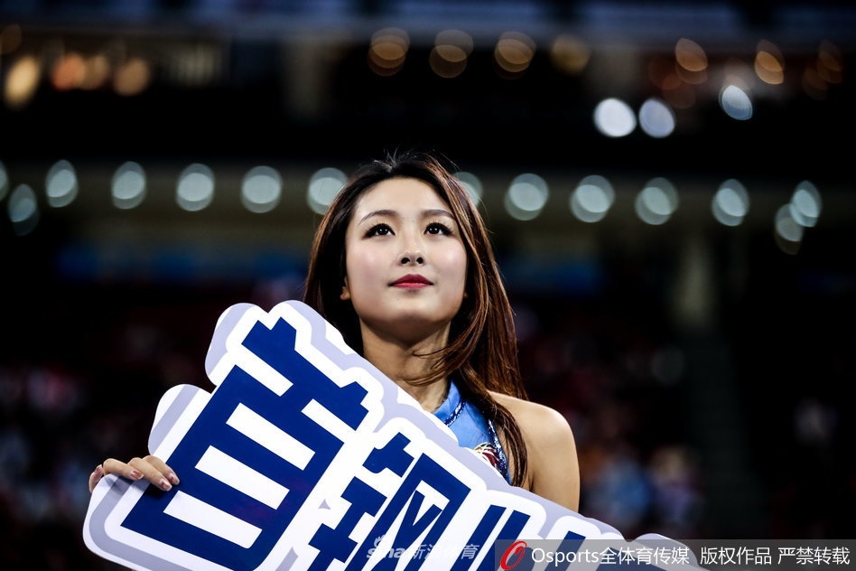 暂停间隙，啦啦队员们迅速登场，她们青春洋溢的身影与身后巨大的北京首钢队徽相映成趣，诠释着篮球运动力与美的结合。