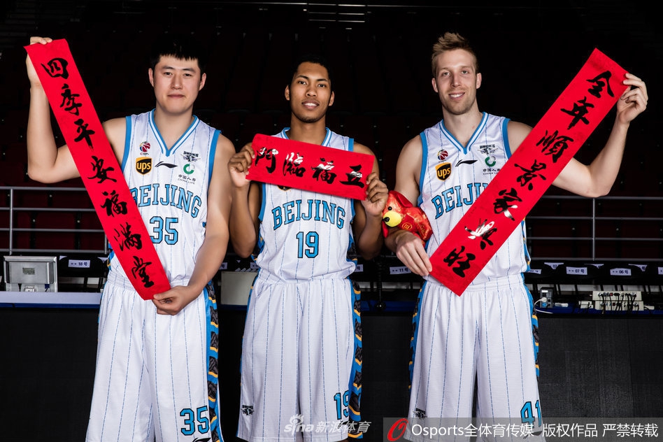 汉密尔顿和杰克逊两位外援也入乡随俗，笨拙却认真地学着用中文说吉祥话，脸上挂满了好奇与欣喜，完全融入了中国春节的喜庆海洋中。