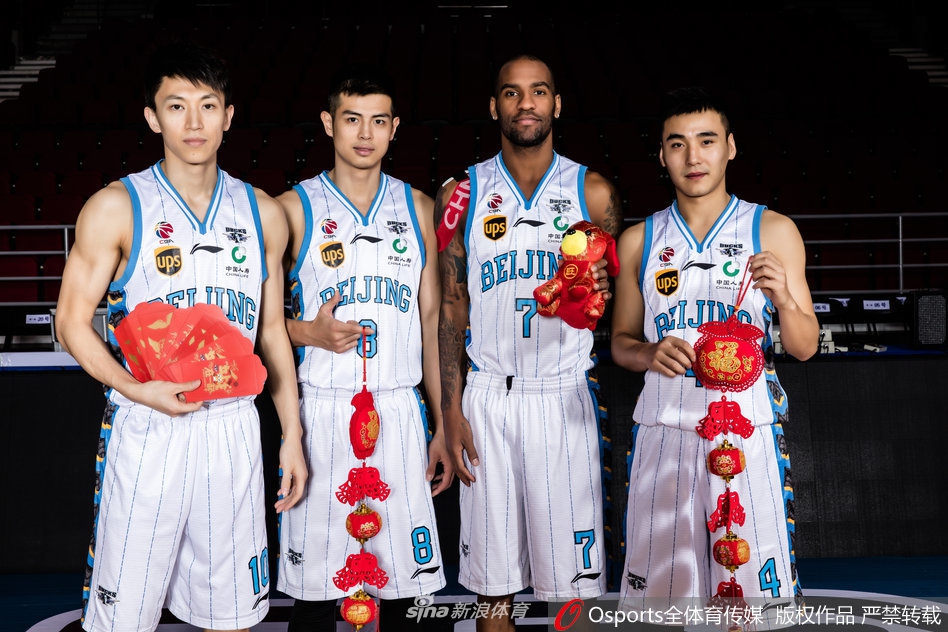 翟晓川与队友并肩而坐，笔挺的中式立领衬托出他的英气，他咧嘴大笑，仿佛在与身旁的伙伴分享着更衣室里不为人知的趣事，气氛轻松得像一场家庭聚餐。