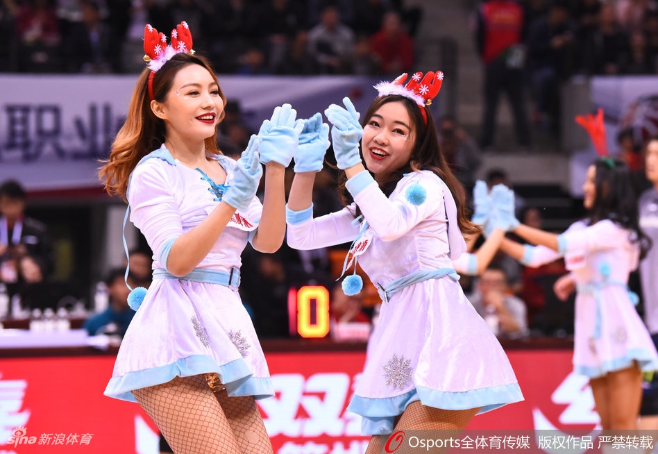 网袜短裙打扮的深圳篮球宝贝在场上排开，随着音乐节奏摇摆，展现出职业拉拉队的整齐与活力