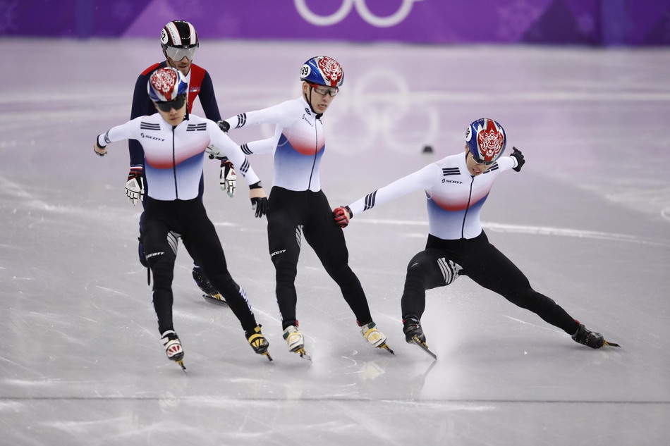 武大靖被判犯规图片