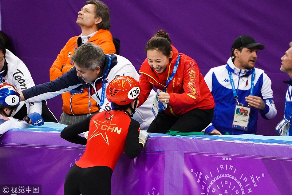 .00米比赛中,武大靖被判犯规.而在女子1500米