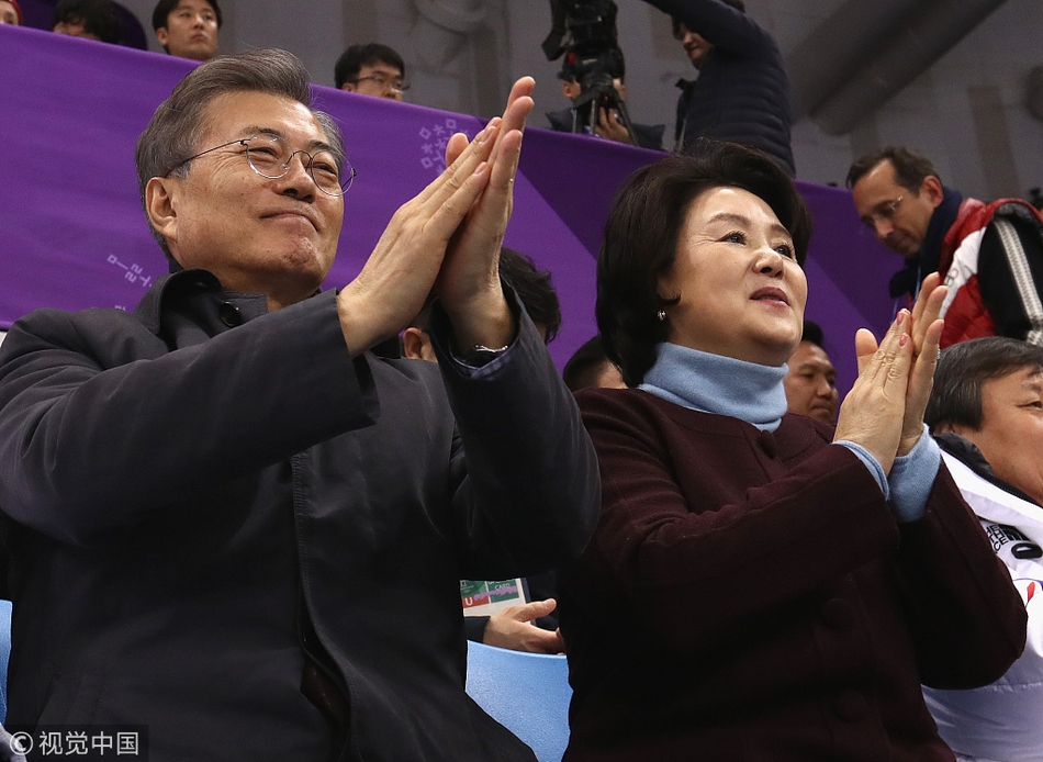 文在寅与夫人为韩国选手助威