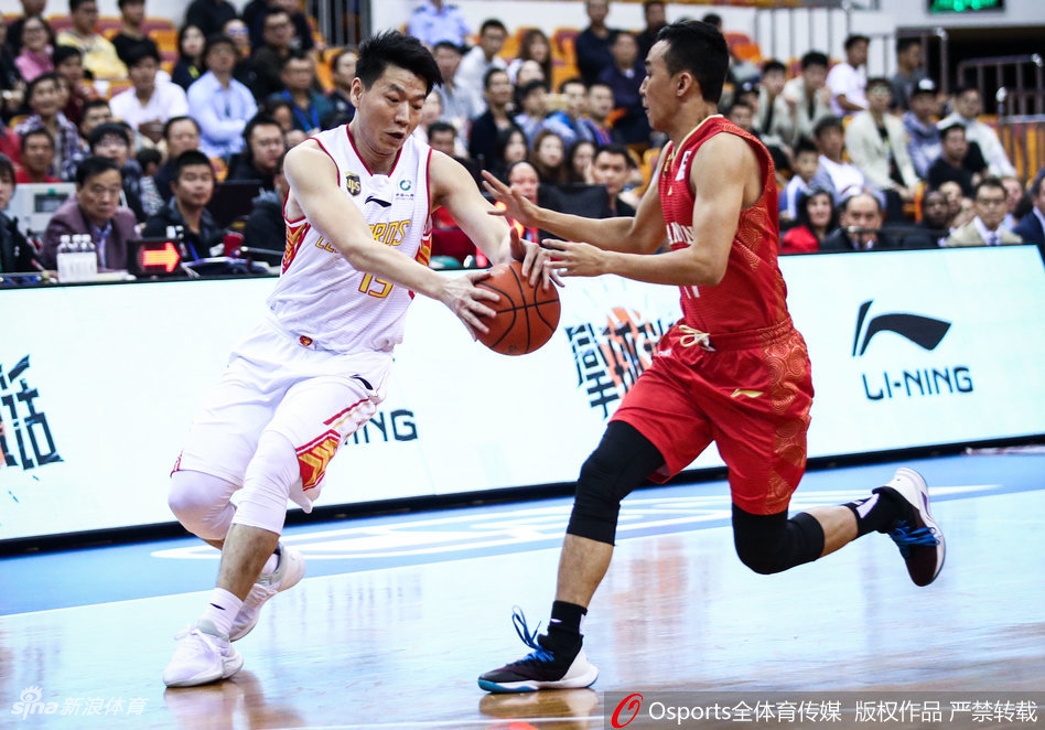 山东外援莫泰尤纳斯在三人包夹之下依然强硬上篮,眼神坚毅,展现了顶级内线应有的个人能力和斗志。