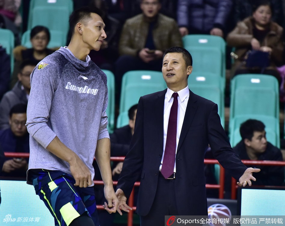 辽宁核心郭艾伦如闪电般持球突破，面对广东队的多人包夹毫无惧色，眼神中透露出必胜的决心，瞬间点燃了主场球迷的激情。