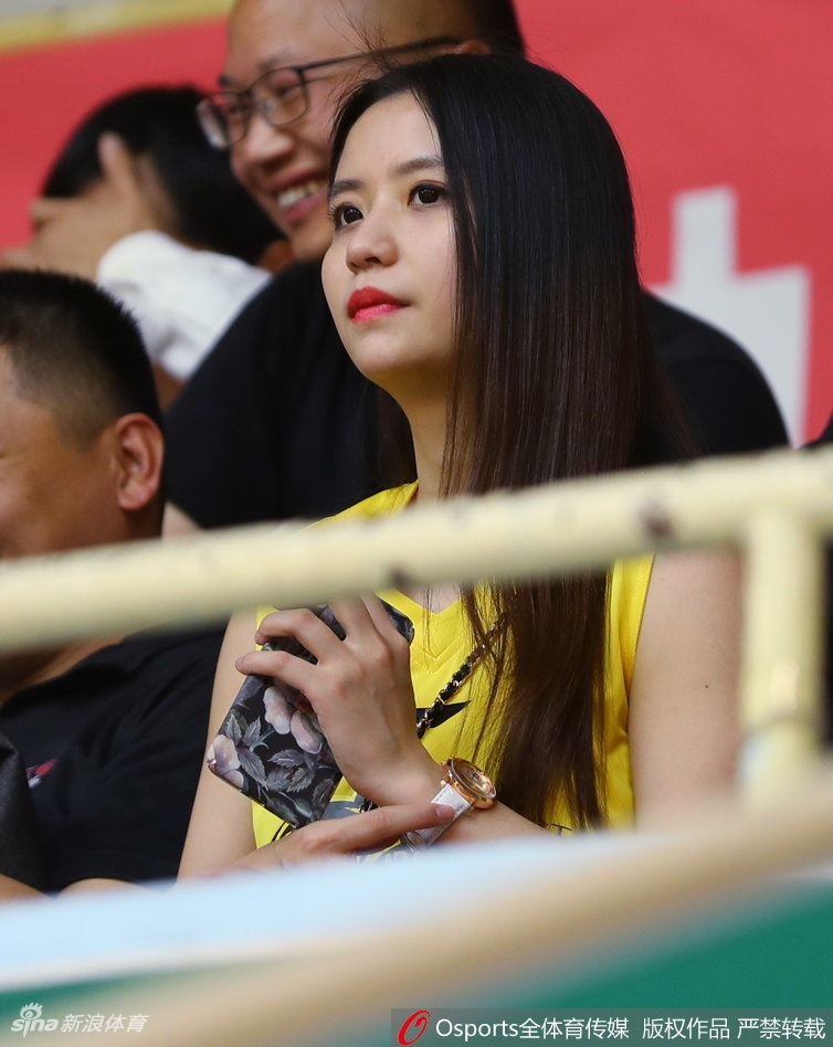 中场休息时，几位靓丽的广厦女球迷正在开心地自拍，背景是热闹的球场和正在热身的球员，记录下这难忘的夜晚