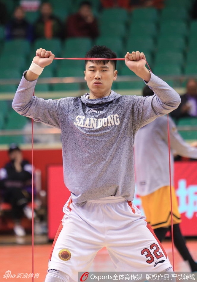 胡金秋在内线进行着扎实的篮下脚步练习，年轻的脸上写满了与年龄不符的沉稳和对胜利的渴望。