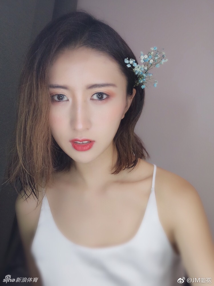 颜值高球技又好的小姐姐真棒!
