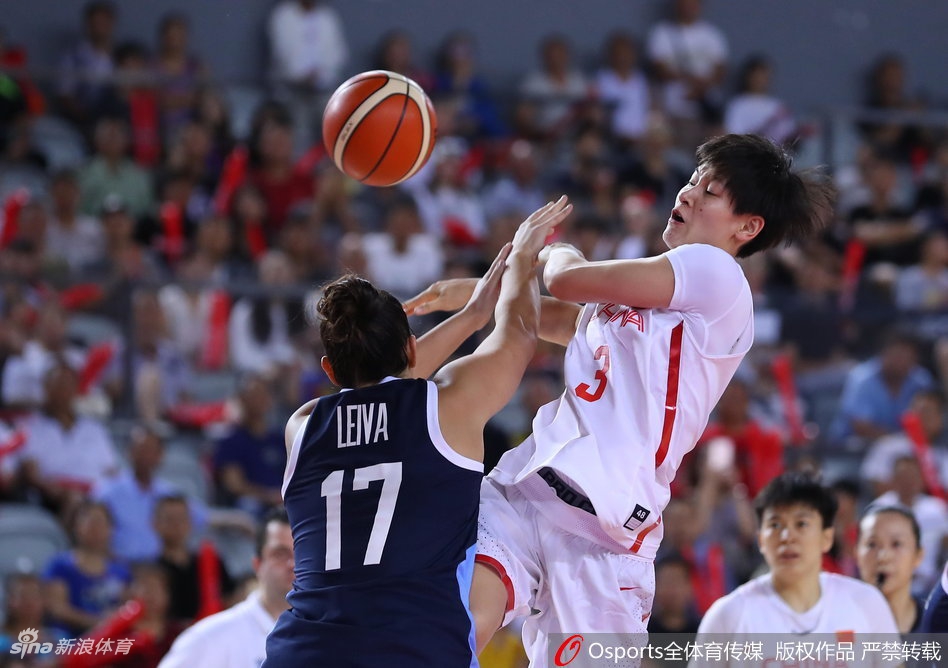 邵婷持球面对两人包夹，依然冷静地寻找队友，核心风范尽显，组织全队进攻。